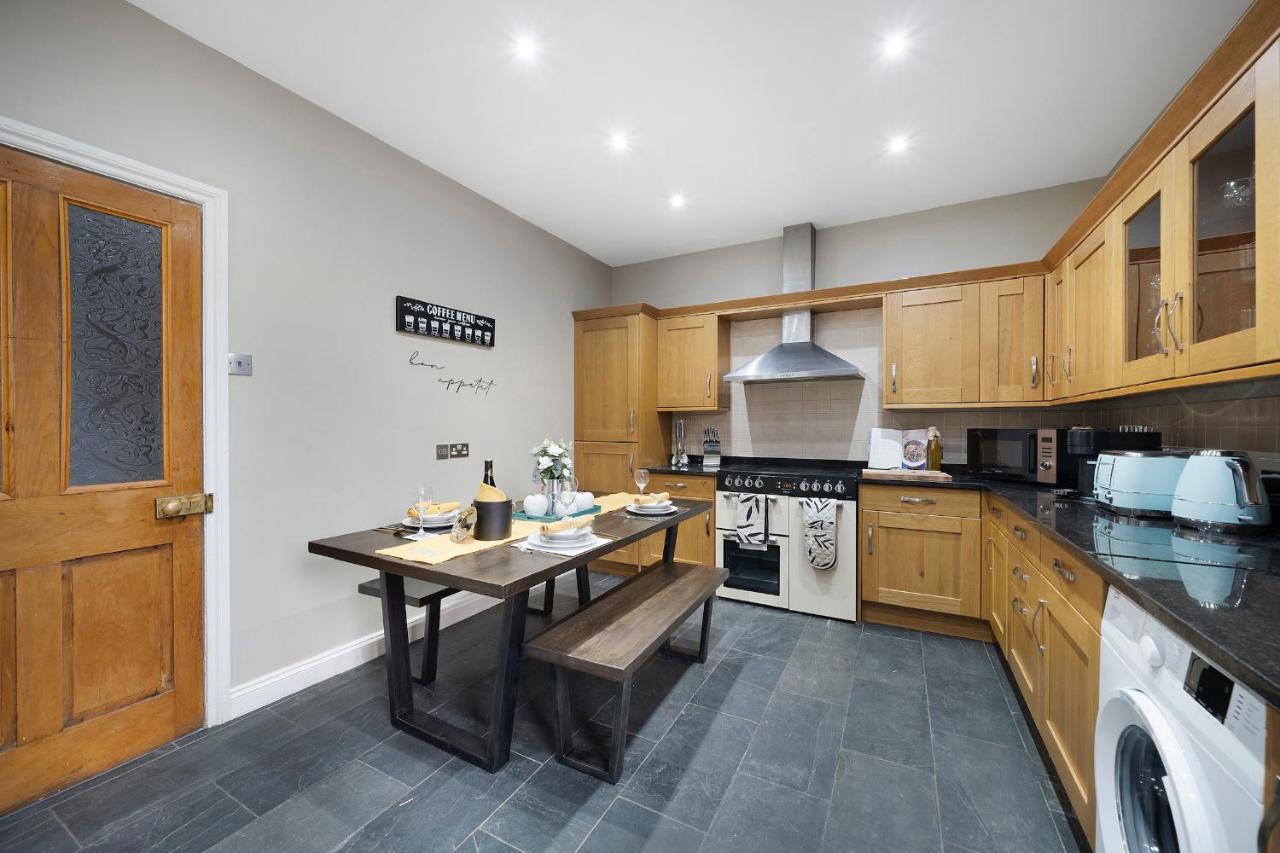 4 Bedroom Home With Garden, Game Room, Parking- Esho Stays 格洛斯特 外观 照片