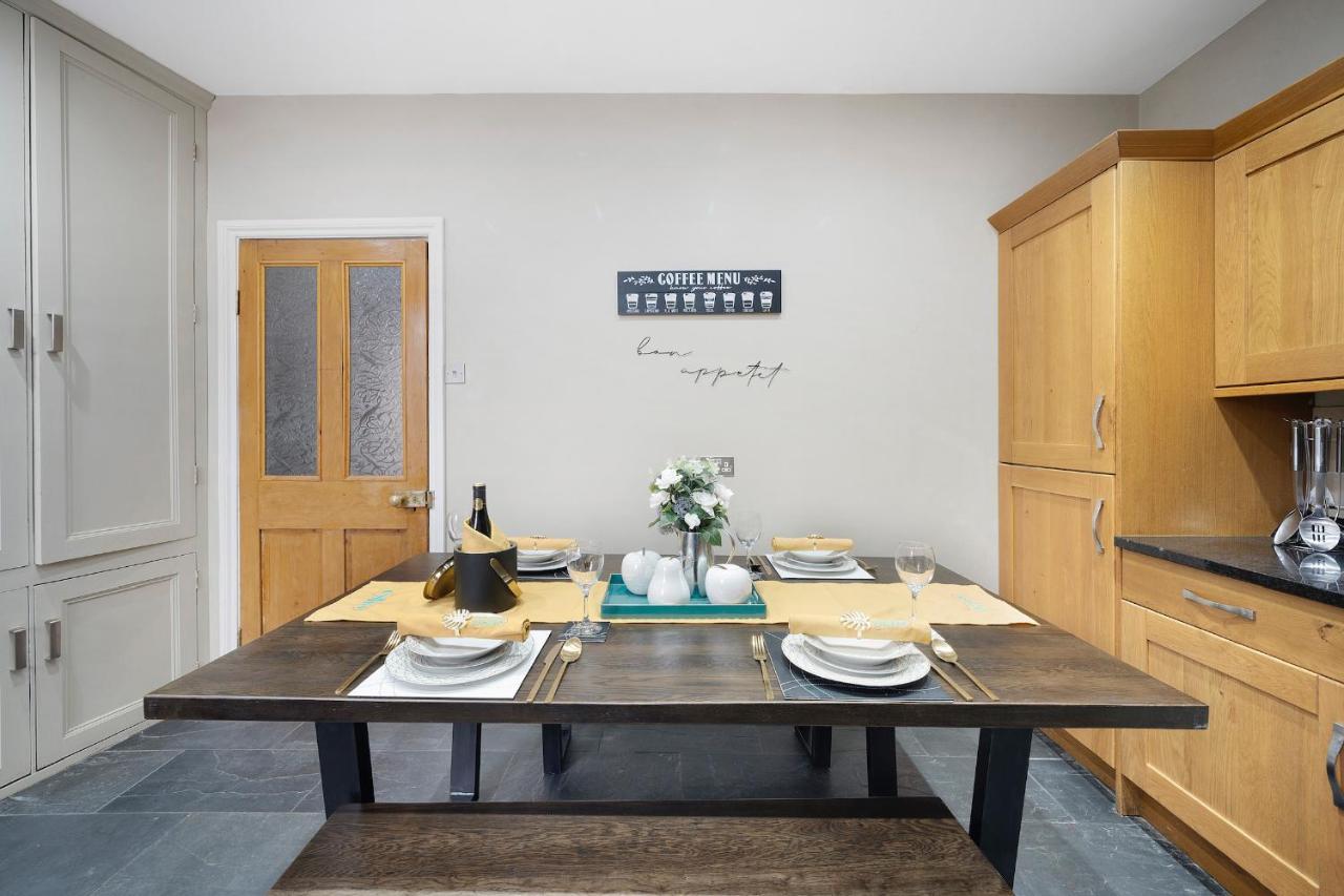 4 Bedroom Home With Garden, Game Room, Parking- Esho Stays 格洛斯特 外观 照片