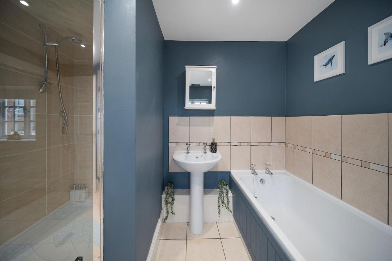 4 Bedroom Home With Garden, Game Room, Parking- Esho Stays 格洛斯特 外观 照片